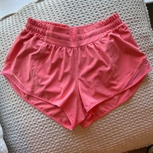 Lululemon Low Rise 2.5 Hotty Hot shorts in Raspberry Cream